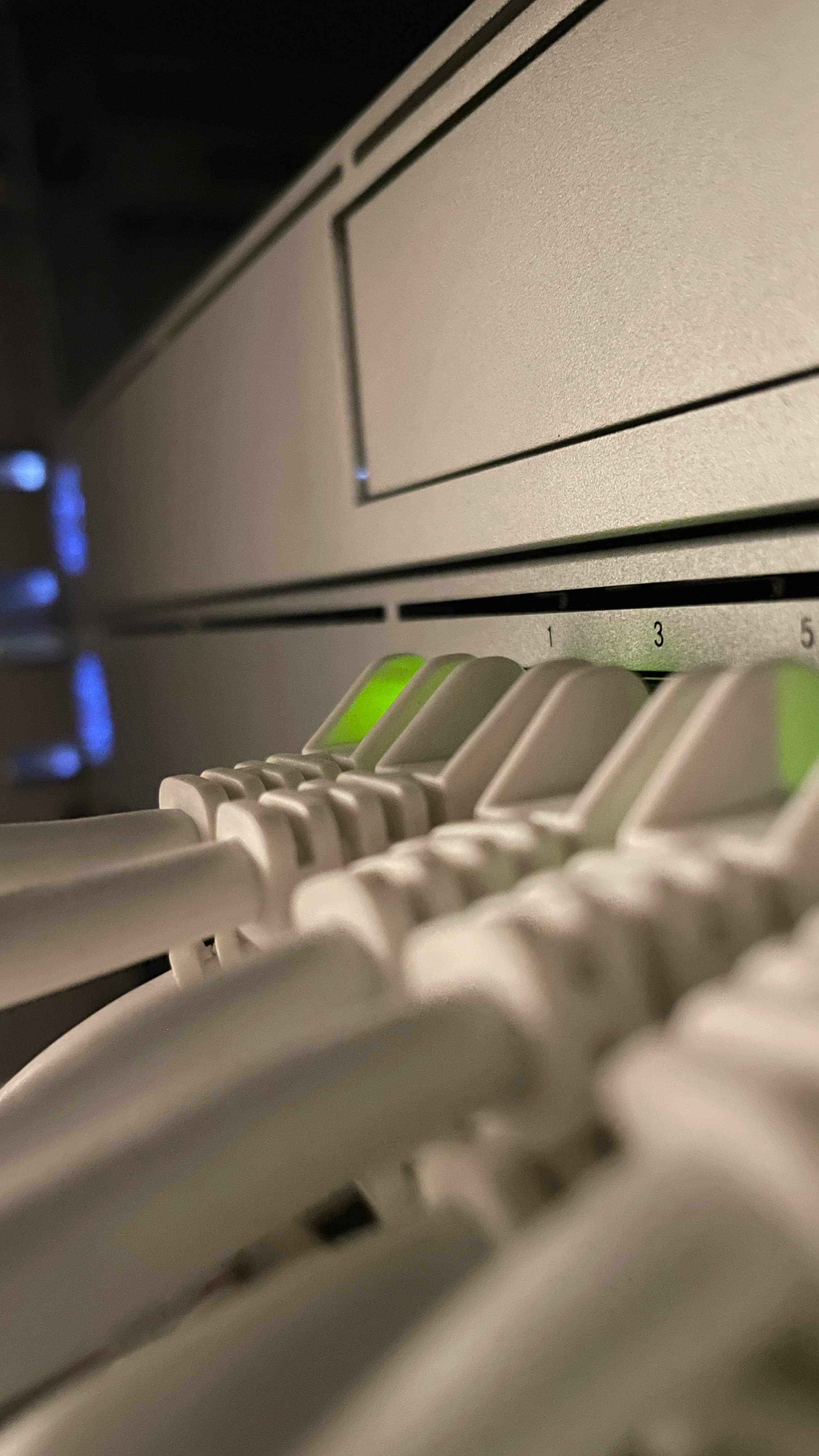Ein Netzwerk-Rack mit Switch und Router